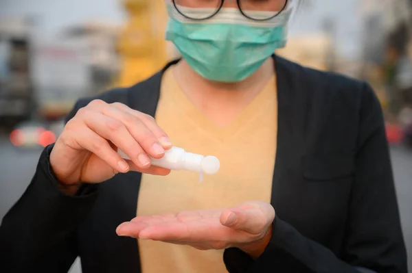 Coupé Coup Femme Lavant Les Mains Par Désinfectant Pour Les — Photo