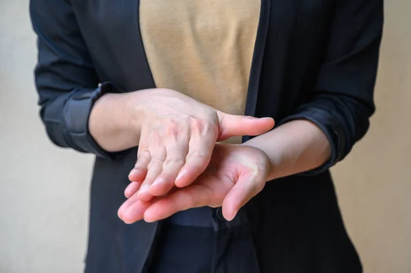 Beskuren Bild Kvinna Visar Handtvätt Tekniker Genom Att Gnugga Handflator — Stockfoto