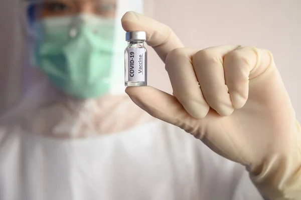 持有Covid 19疫苗样本测试瓶的科学家医生 接种疫苗是预防疾病的最有效方法之一 有助于身体的免疫系统不受病毒的侵袭 — 图库照片