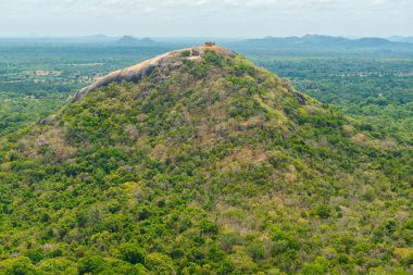 Sri Lanka 'daki UNESCO dünya mirası alanlarından biri olan Sigirya Kayası' nın en iyi manzarasını veren kutsal tepe Pidurangala Kayası manzarası.