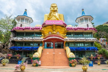 Dambulla altın tapınağının altın Buda heykeli mağara tapınağının aşağısında yer almaktadır. Dambulla, Sri Lanka 'daki dünya mirası alanlarından biridir..