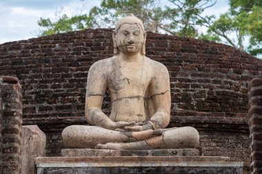 Vatadage 'daki üst platformdaki antik taş Buda, antik Polonnaruwa şehri. Polonnaruwa Vatadage antik Sri Lanka mimarisine özgü dairesel bir kutsal emanettir..