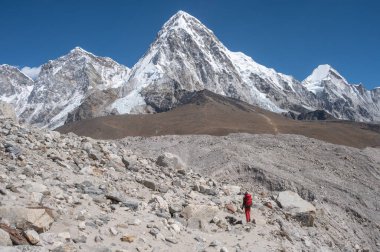 Toruist, Nepal 'deki Sagarmatha ulusal parkındaki diğer Himalayalar ile birlikte Everest' in ana kampına doğru yürürken Pumori Dağı 'nın (7.165 metre) güzel manzarası vardı..