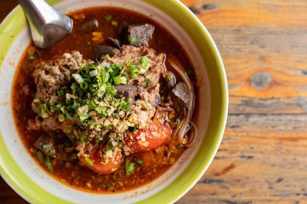 Khanom Jeen Nam Ngeow 'un (Kuzey Tayland Baharatlı Erişte Çorbası) kapanışı masada servis edilir. Baharatlı Erişte Çorbası Tayland-Yai 'den etkilendi. Bu yemek artık ikonik bir Kuzey Tayland yemeği oldu..