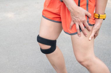 Iliotibial Band Sendromu (ITB) olan kadın koşucunun kırpılmış görüntüsü. Aşırı kullanım sonucu oluşan yaralanma, dizin dış kısmında ve kalçasında ağrıya neden olur..