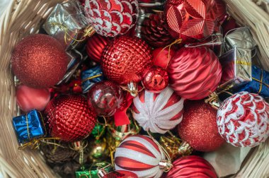 Bir grup Noel süsü Noel ağacı süsü için hazırlanıyor. Bir ağaca dini süsler asmak İsa 'nın doğumunun gerçek anlamını onurlandırmak için bir yoldu..