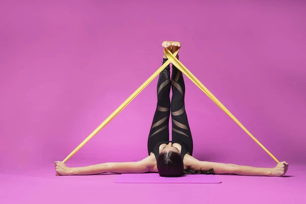 Langhaarige Schöne Pilates Oder Yoga Athletin Posiert Anmutig Einem Engen — Stockfoto