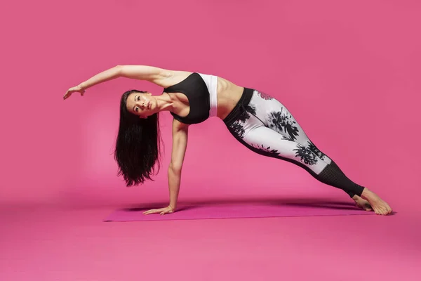 Langhaarige Schöne Pilates Oder Yoga Athletin Posiert Anmutig Einem Engen — Stockfoto