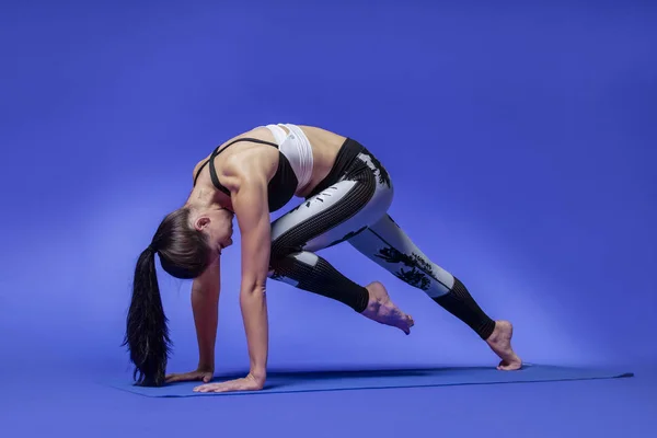 Langhaarige Schöne Pilates Oder Yoga Athletin Posiert Anmutig Einem Engen — Stockfoto