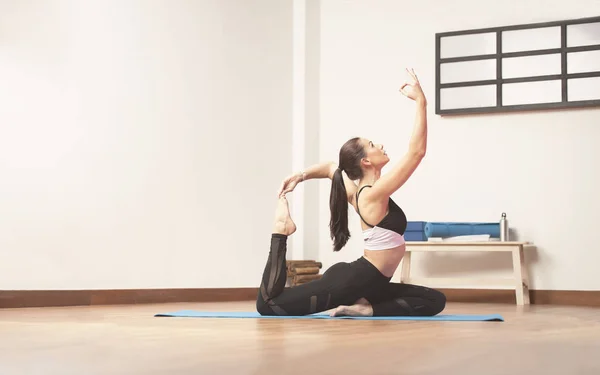 Long Haired Beautiful Pilates Yoga Athlete Does Graceful Stretching Pose — Stock Photo, Image