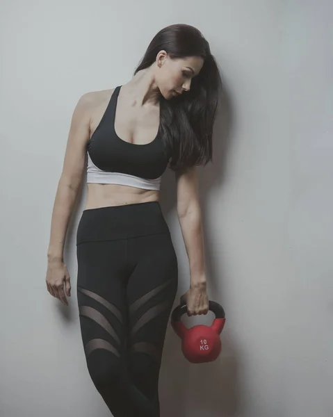 Cabello Largo Hermoso Modelo Fitness Atleta Posa Contra Una Pared — Foto de Stock