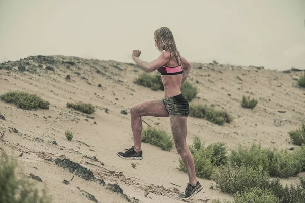 Güçlü Bir Kadın Sporcular Engebeli Bir Doğa Sporları Yarışı Bir — Stok fotoğraf