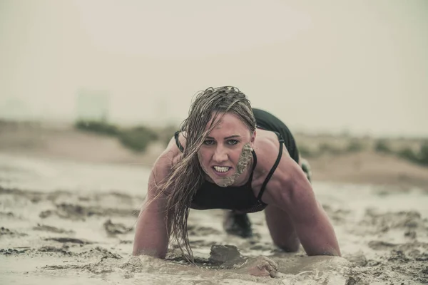 Portre Güçlü Atletik Kadının Yüzünde Bir Aşırı Rekabetçi Spor Çamur — Stok fotoğraf