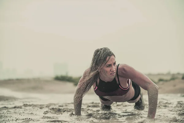 Portre Güçlü Atletik Kadının Yüzünde Bir Aşırı Rekabetçi Spor Çamur — Stok fotoğraf