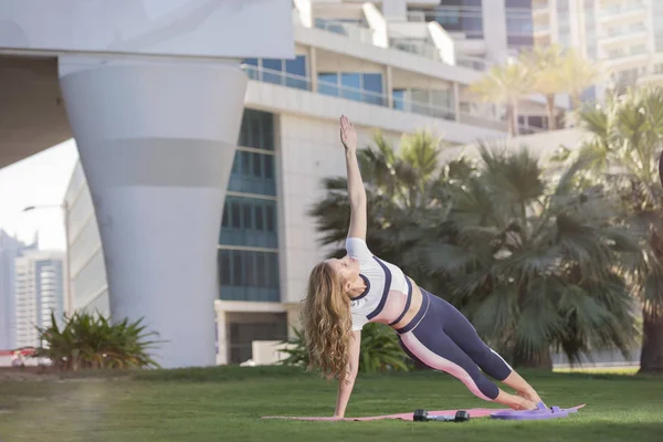 Bella Giovane Donna Che Pratica Yoga Tappetino Nel Parco Urbano — Foto Stock