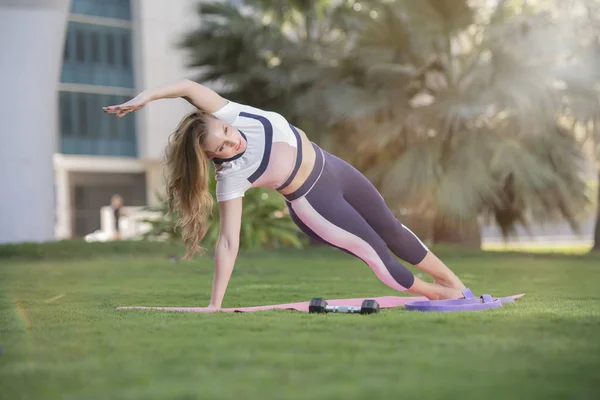 Bella Giovane Donna Che Pratica Yoga Sul Tappeto Nel Parco — Foto Stock