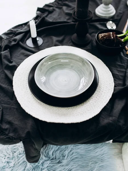 Empty plates on the table against the background of a black linen tablecloth. Top view, vertical — Stock Photo, Image