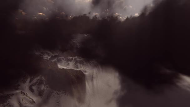在云层上空飞越山峰 — 图库视频影像
