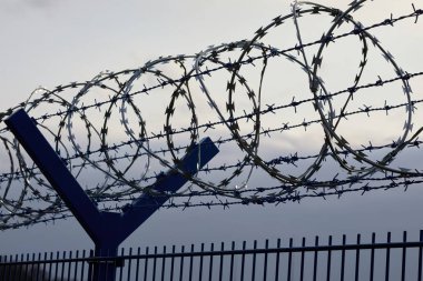 Dikenli Tel ile Çit