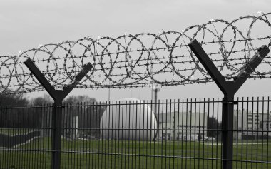 Dikenli Tel ile Çit