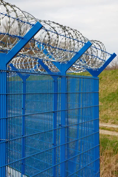 鉄条網でフェンス — ストック写真
