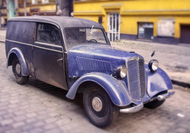 vintage araba -sokakta ayakta