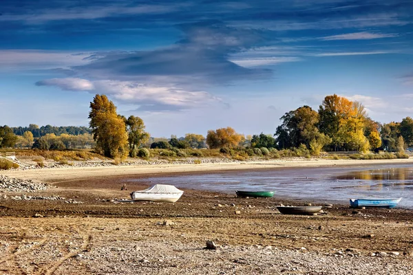 Seca fluvial, barcos sem água — Fotografia de Stock