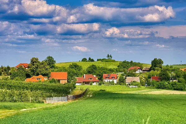 Bela paisagem de aldeia no sul da Polônia perto de Trzebnica — Fotografia de Stock