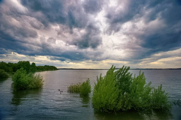 Beau lac dans le sud de la Pologne près de Wroclaw — Photo