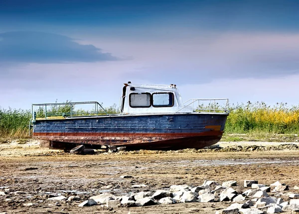 River drought, boats without water — Stock Photo, Image