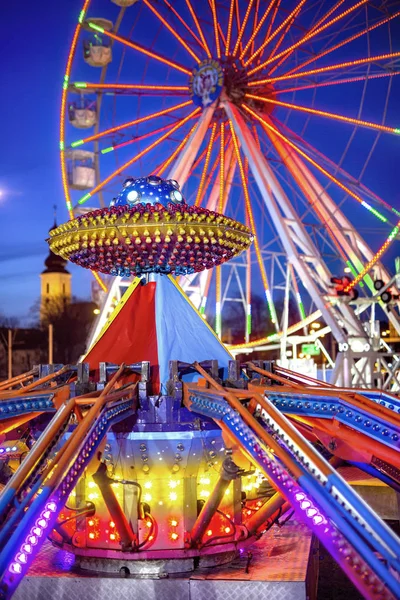 Zábavní park v noci — Stockfoto
