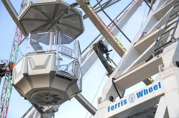 Parc d'attractions dans la nuit - ferris roue — Photo