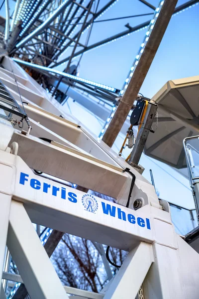 Parc d'attractions dans la nuit - ferris roue — Photo