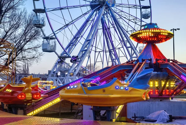 Zábavní park v noci — Stockfoto