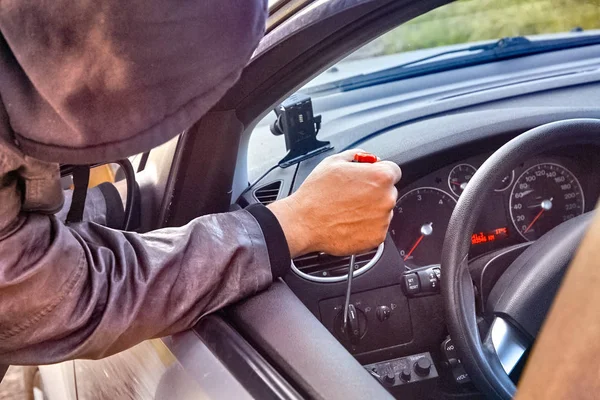 Ladrón vestido con ropa negra robando un coche —  Fotos de Stock