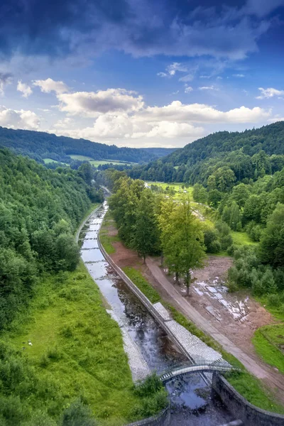 Vista desde la presa en el lago Bystryckie en el suroeste de Polonia — Foto de Stock