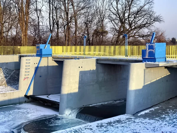 Petit barrage sur une petite rivière Sleza à Wroclaw — Photo