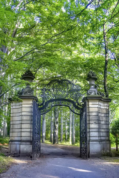 Gateway to ancient park in autumn — Stock Photo, Image
