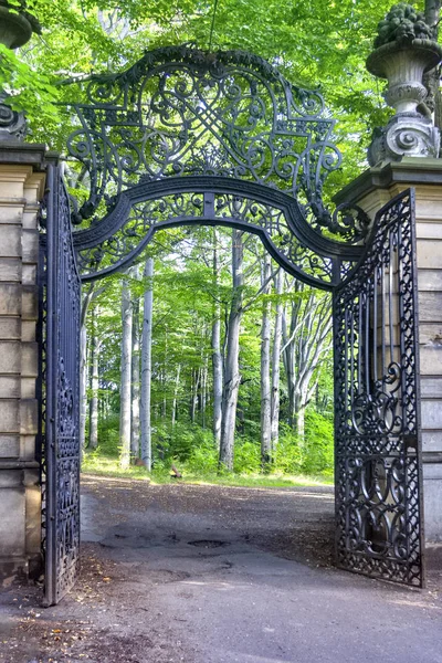 Porta de entrada para o antigo parque no outono — Fotografia de Stock