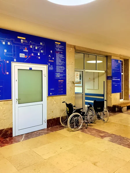 Couloir dans la salle d'attente du vieil hôpital — Photo