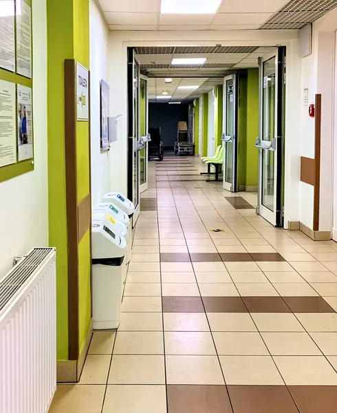 Couloir dans la salle d'attente du vieil hôpital — Photo