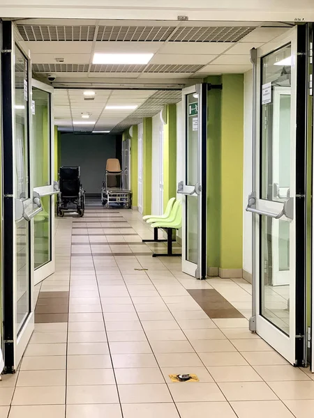 Folyosó a váróteremben a régi kórházban — Stock Fotó