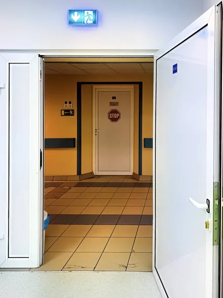 Interior de la sala de emergencias con cama y equipo — Foto de Stock