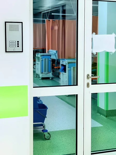带床和设备的急诊室内部 — 图库照片
