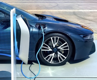 Elektrikli araç tıkalı içinde