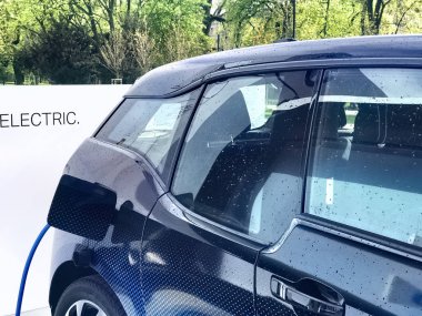 Elektrikli araç tıkalı içinde