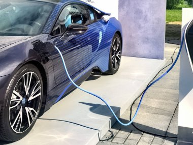 Elektrikli araç tıkalı içinde
