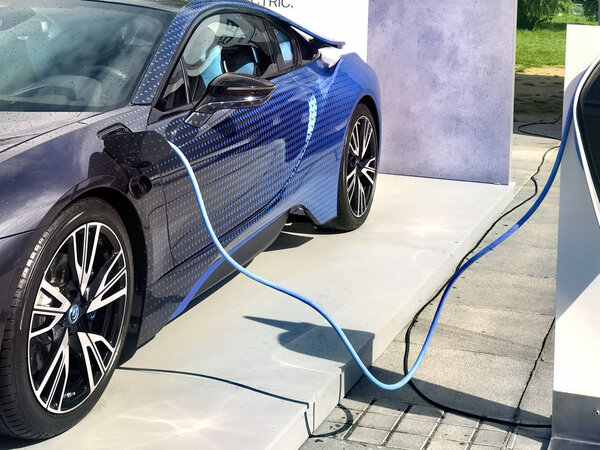 Электромобиль подключается
