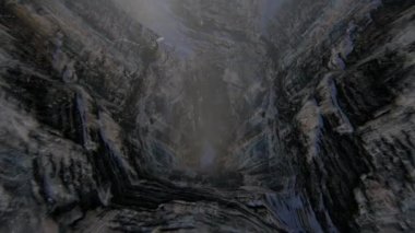 Sisli bir hava koşullarında kayalık dağların üzerinde uçmak