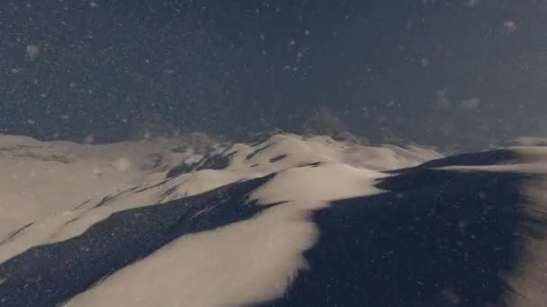 Volare sulle montagne rocciose in condizioni meteorologiche nebbiose — Video Stock